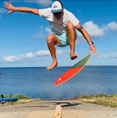 rotes Balance Board Sprung vor Meer 