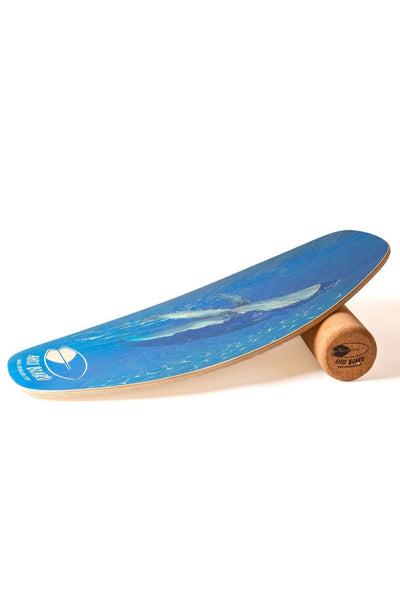 gebogenes Balance Board aus Holz mit Print Blauwal blau und Korkrolle Ahoi Board