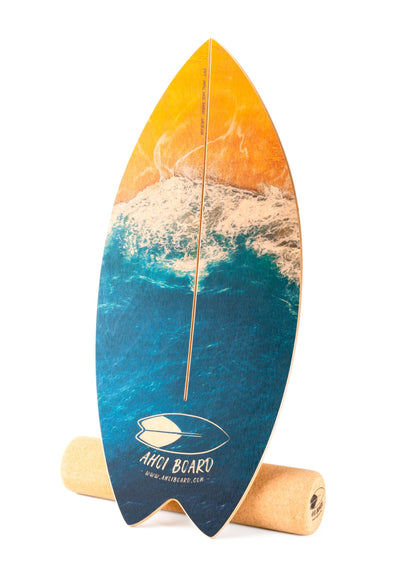 gebogenes Balance Board von Ahoi Board mit Wellen Design Surfoptik und Korkrolle