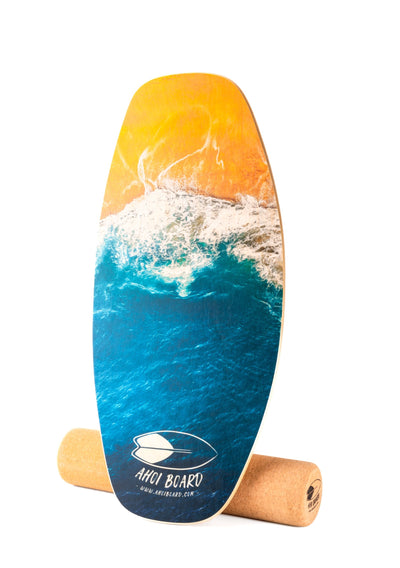 Balance Board aus Holz mit Wellen Design und dahinter liegende Korkrolle