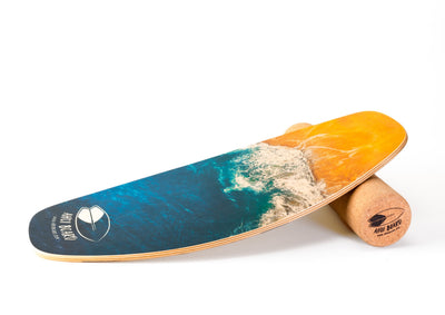 gebogenes Balance Board mit Wellendesign auf Korkrolle