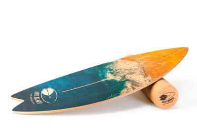 gebogenes Balance Board im Surfdesign Fishboard mit Wellendesign und Korkrolle