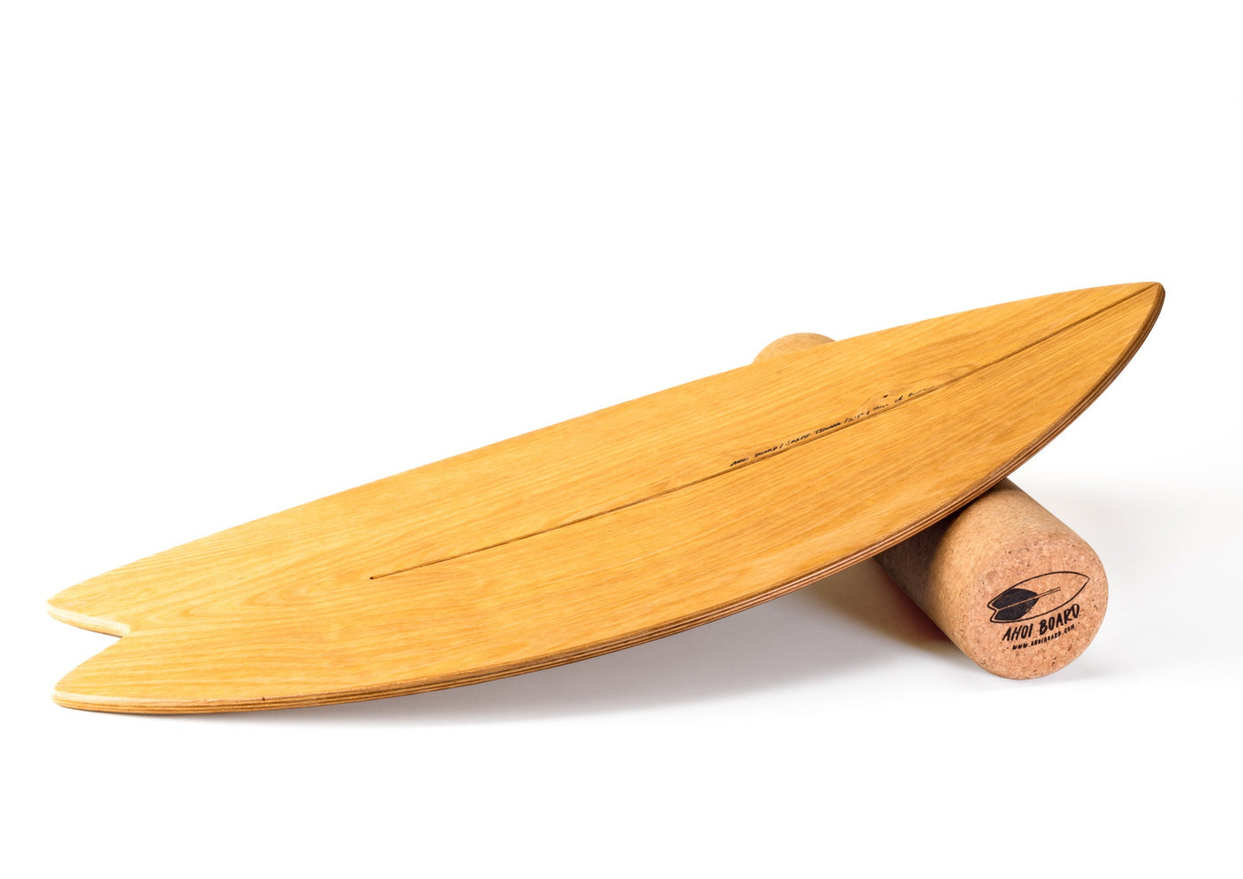 gebogenes Balance Board aus Holz mit natürlicher Holzmaserung auf Korkrolle liegend, Sportartikel für Gleichgewichtsübungen